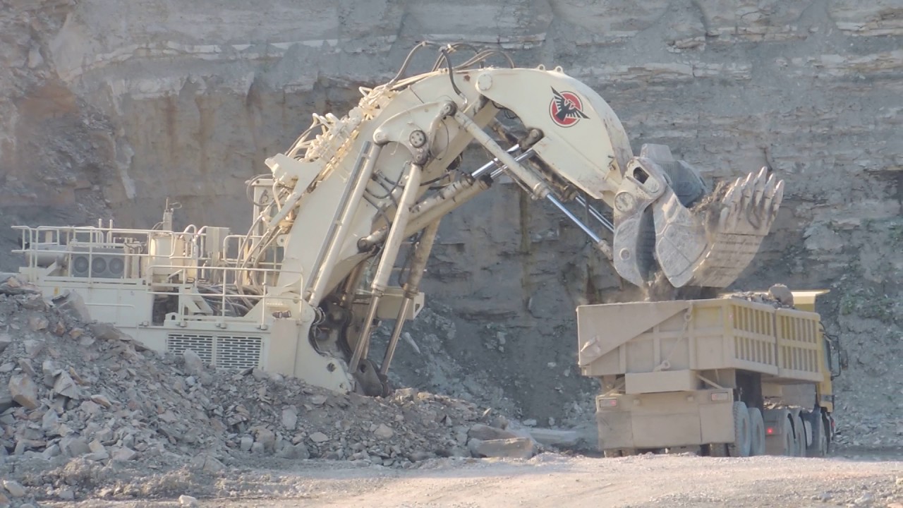 Terex Bagger RH 90C belädt einen LKW