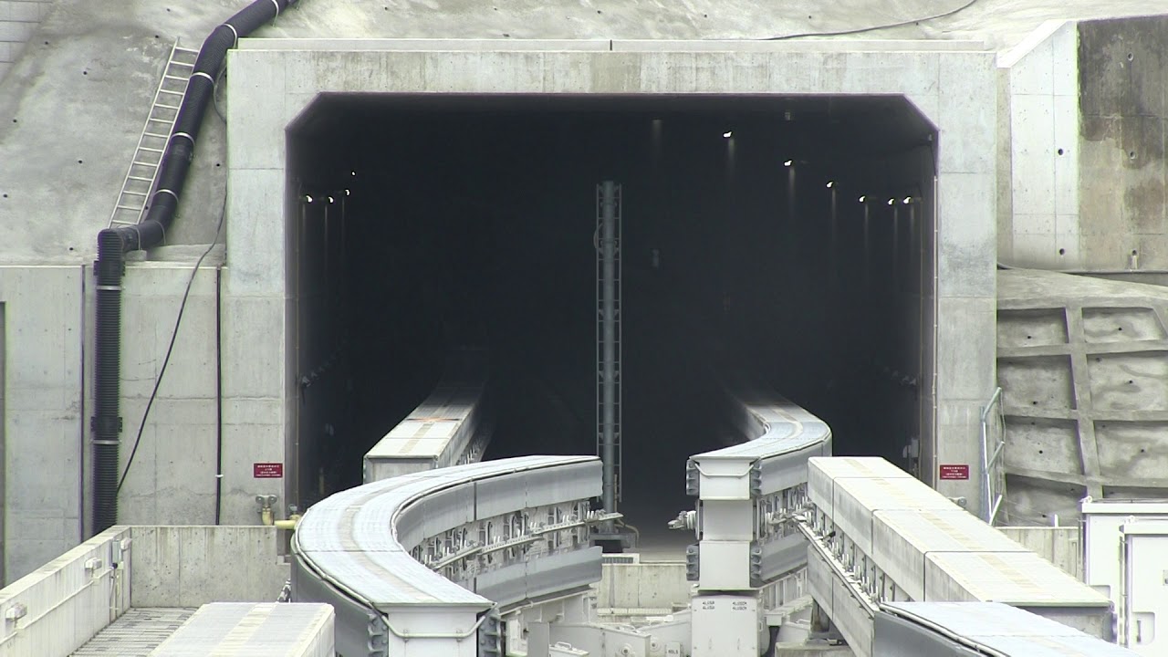 沖縄ゆいレール　トンネルを抜けるとてだこ浦西駅　ダイナミックなポイント切替