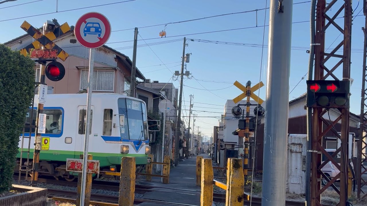 福井鉄道　架線柱に方向指示器が付いている第3種踏切