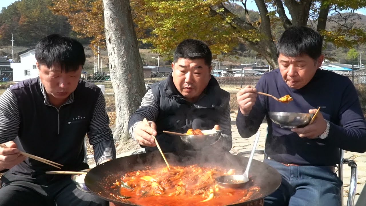 얼큰하게 끓여 먹는 참치김치찌게  [Tuna kimchi stew]