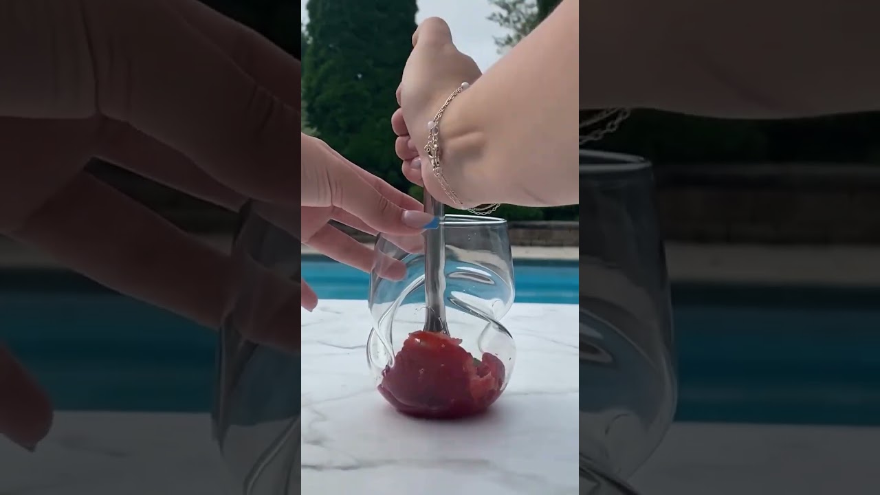Why Everyone&rsquo;s Sipping This Strawberry Smash Mocktail 👀🍓