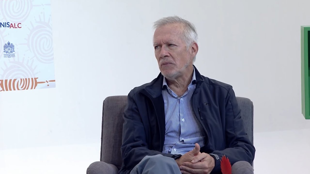 Hernán Reyes Aguinaga, Sociólogo y comunicador