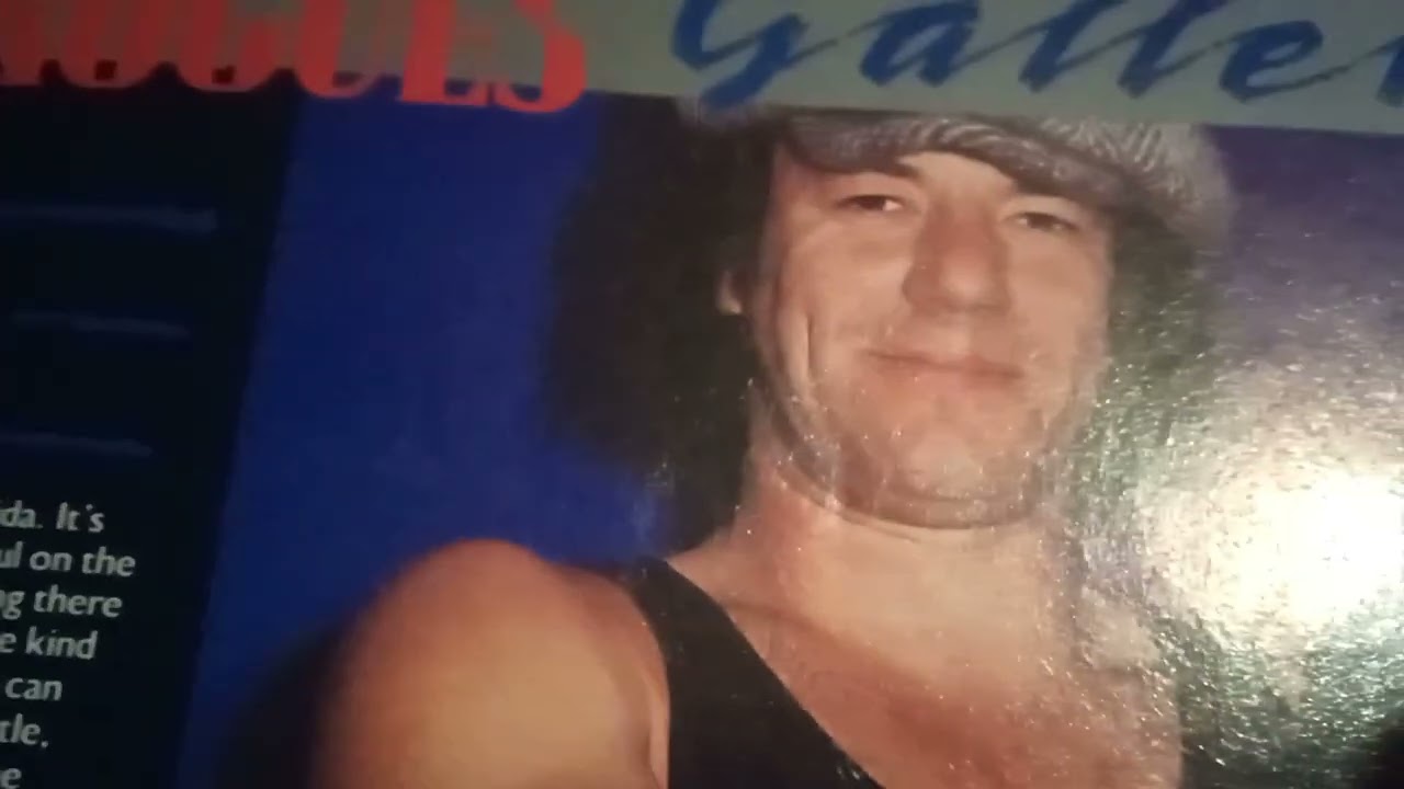 Raw magazine issue 1  unboxing flick through