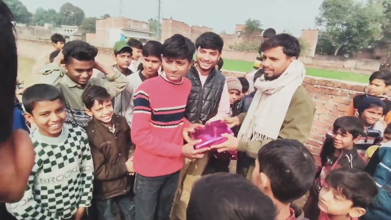 Hamare gaon ke जूनियर 🏏  cricket team ## match जीतने ke baad गिफ्ट diya ja rha he !!!?? Hamim vlog