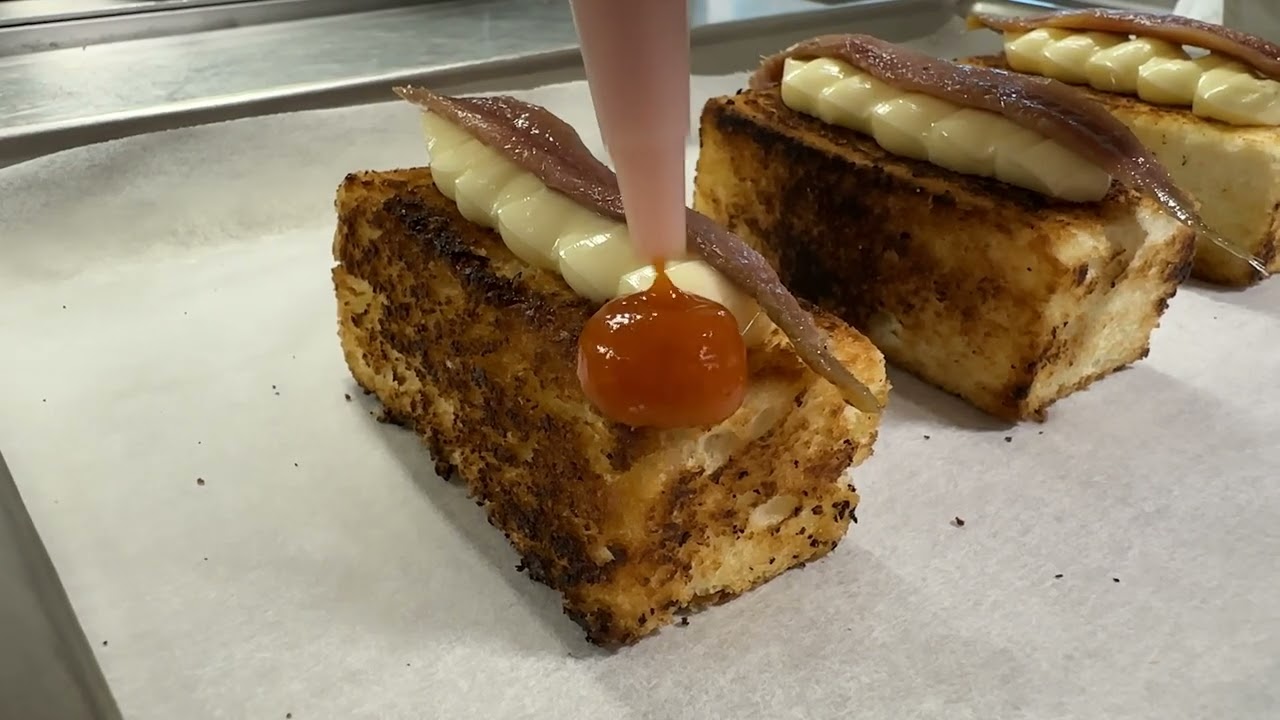 Antipasto gustoso: il nostro pan brioche tostato, burro montato, acciughe e crema di peperoni