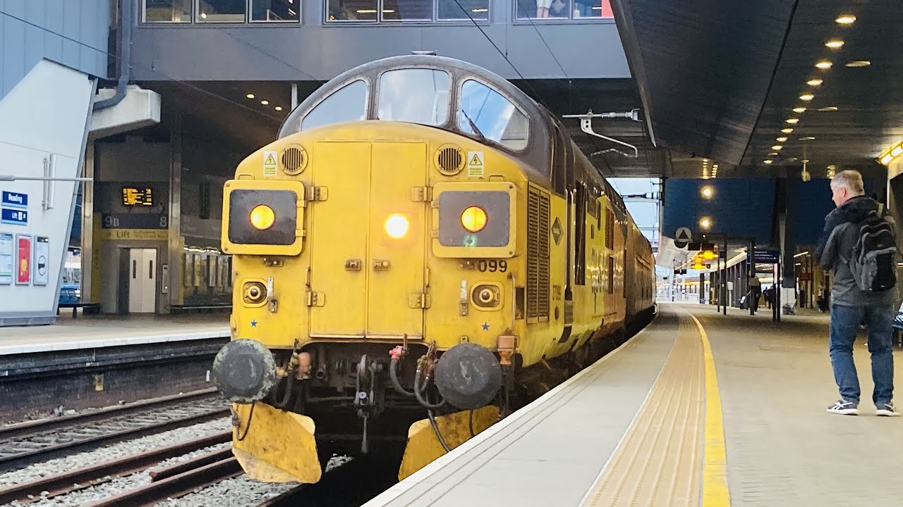 Colas Rail 37099 thrashes out of Reading with a UTU test train | 03/06/22