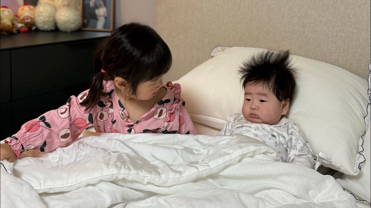 사이 좋은 남매 25개월/4개월