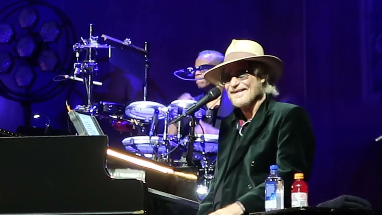 Daryl Hall – Kiss On My List/Private Eyes – Genesee Theater, Waukegan, IL – 04/03/25