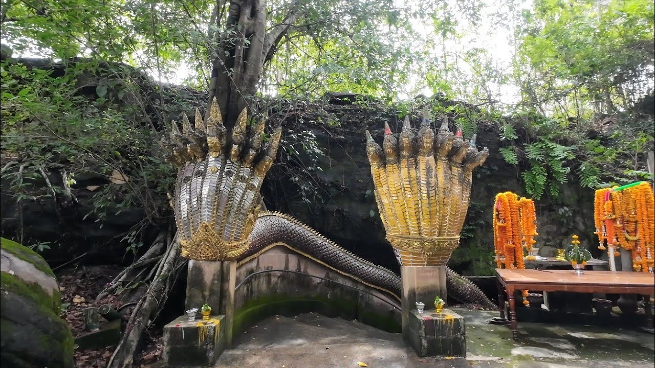 ว่ากันว่าถ้ำแห่งนี้คือประตูสู่เมืองลับแล