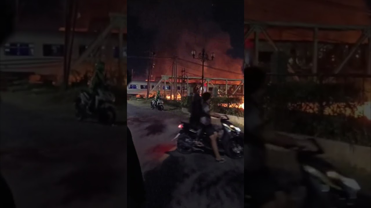 Momen tabrakan kereta KA Brantas dengan truk di Madukoro, Semarang, Selasa (18/7) malam.  #shorts