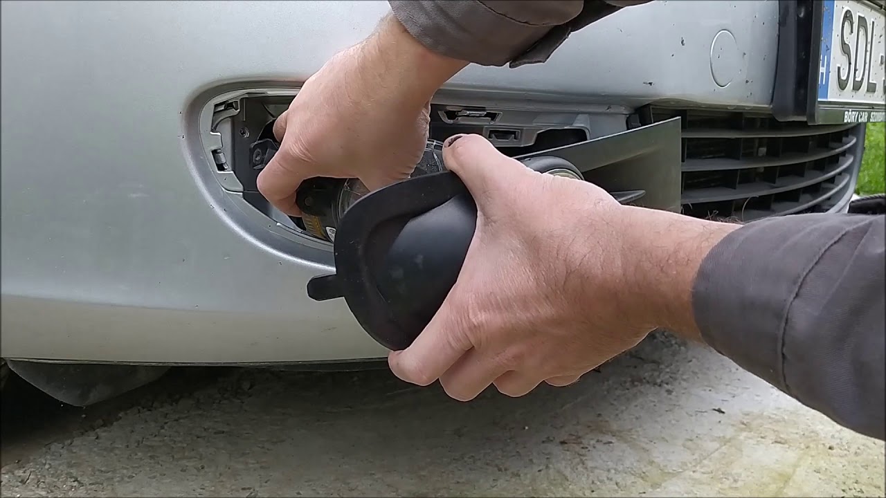 VW Golf VI Variant front fog lamp replacement