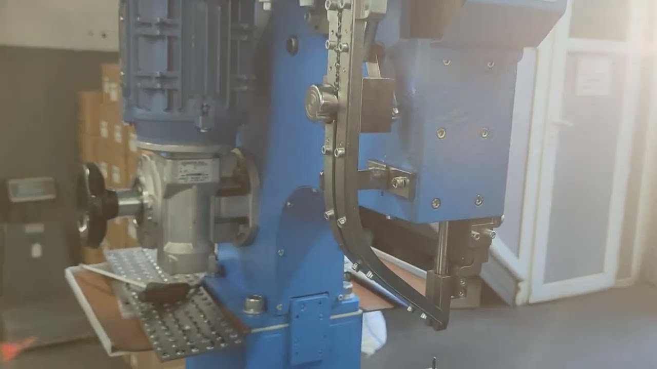 SBT500B-Bavul Perçini Çakma Makinası Açıklama Videosu5
