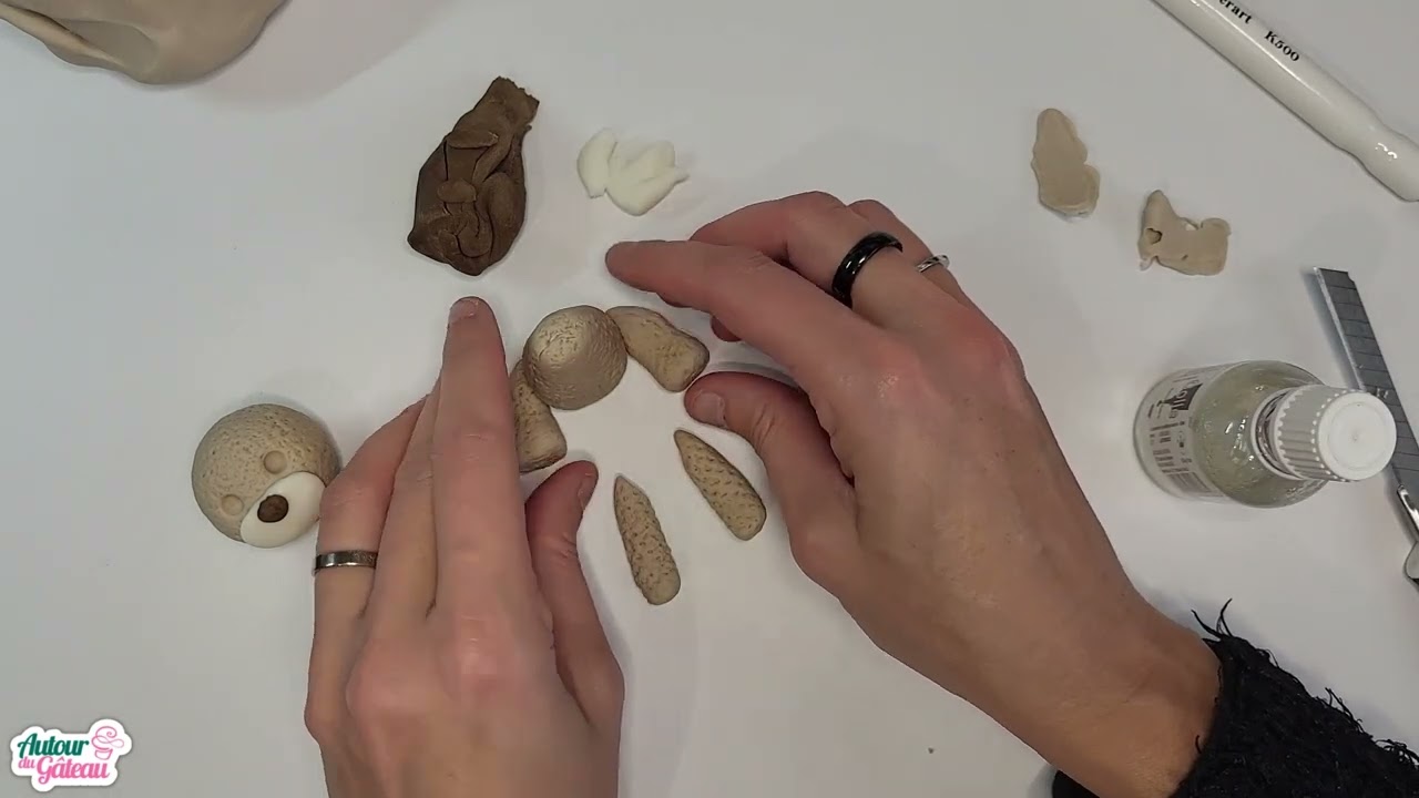 Modelage d'un ourson en pâte à sucre
