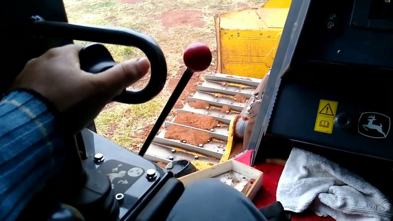 Trator de esteira mostrando os comandos