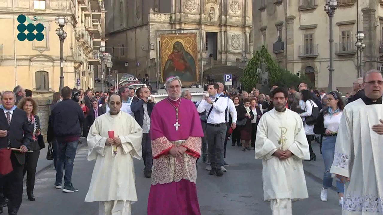 Caltagirone, la tela restaurata della Conadomini torna nella sua Chiesa