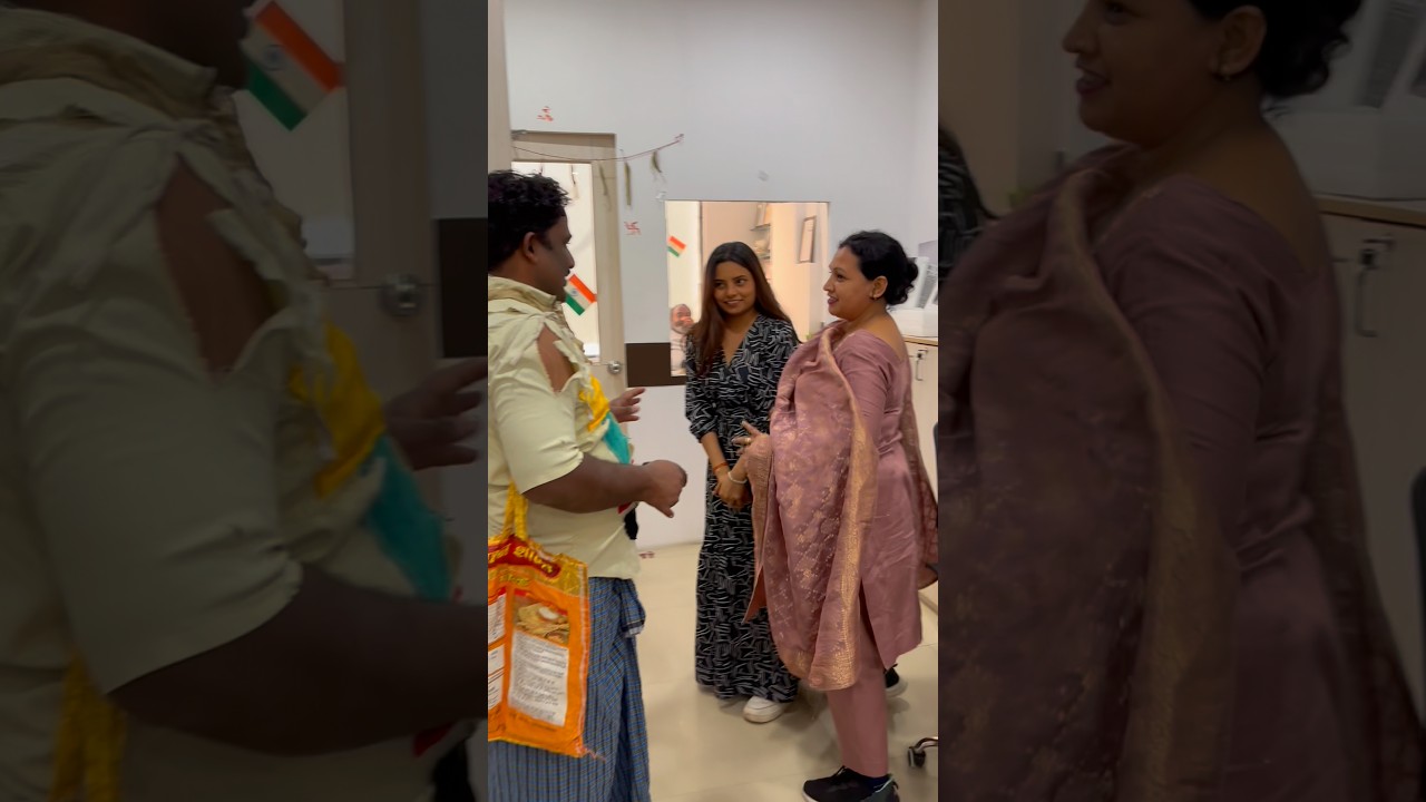 Maidam ne Bhikhari ko Roka 😂#shorts #funny #youtube #comedy #standupcomedy #india #reelscomedy #fun