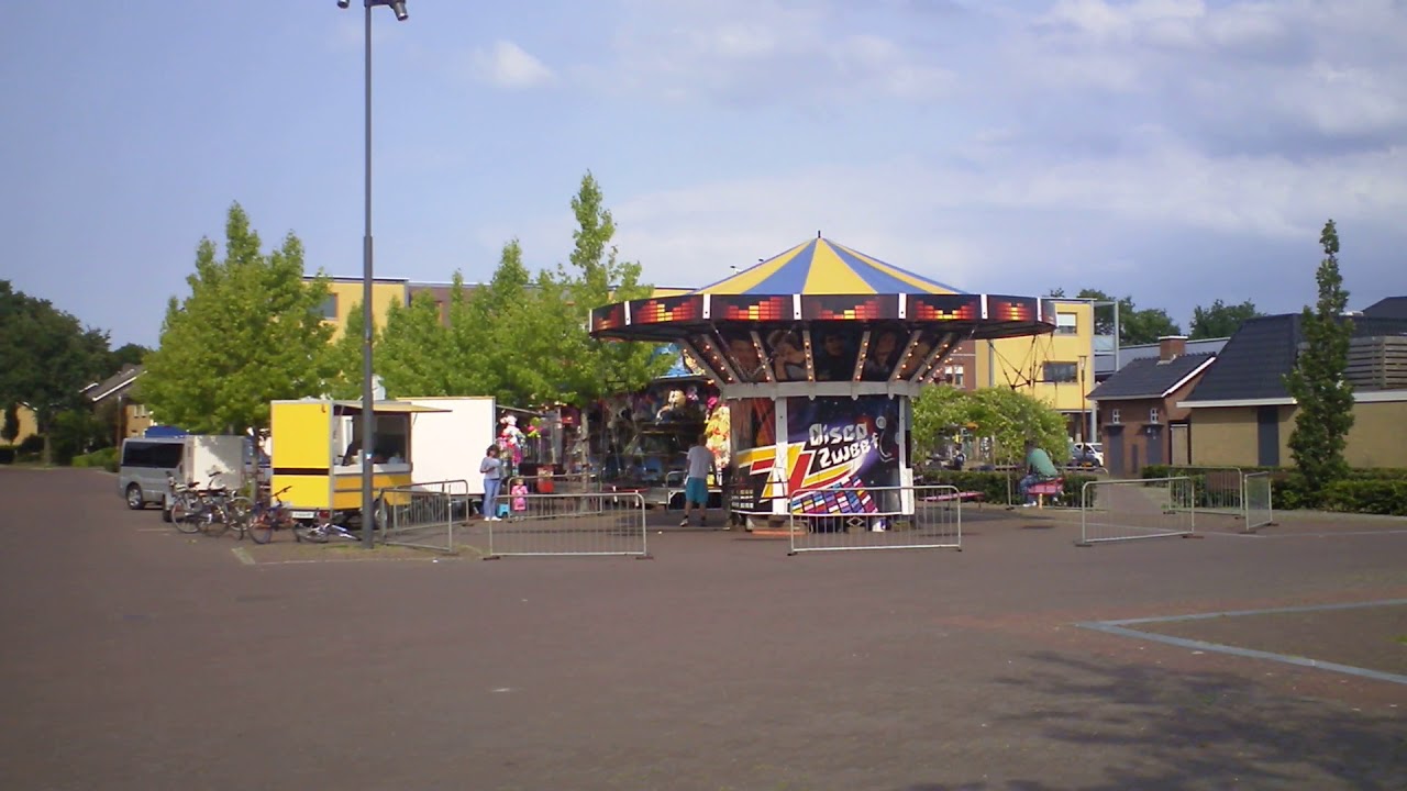 Kermis met zweefmolen in Feanwalden