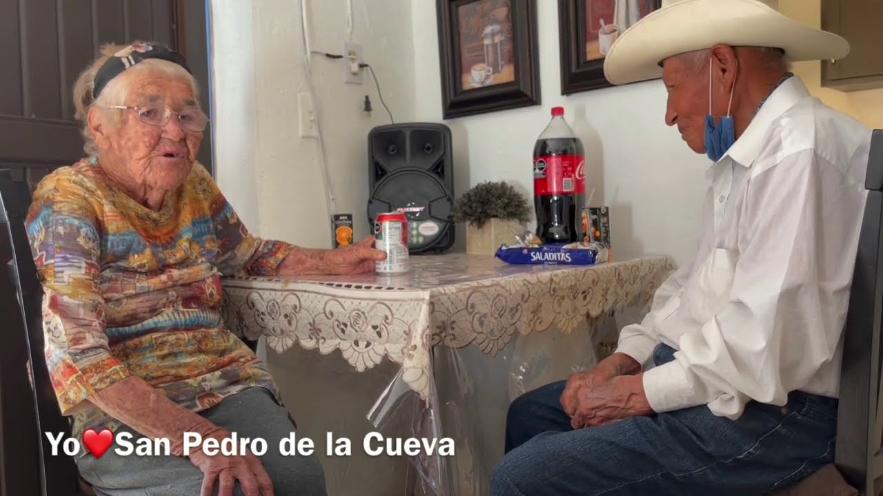 Do&ntilde;a Beba y Don Pancho discutiendo por comprar mandado en la tienda