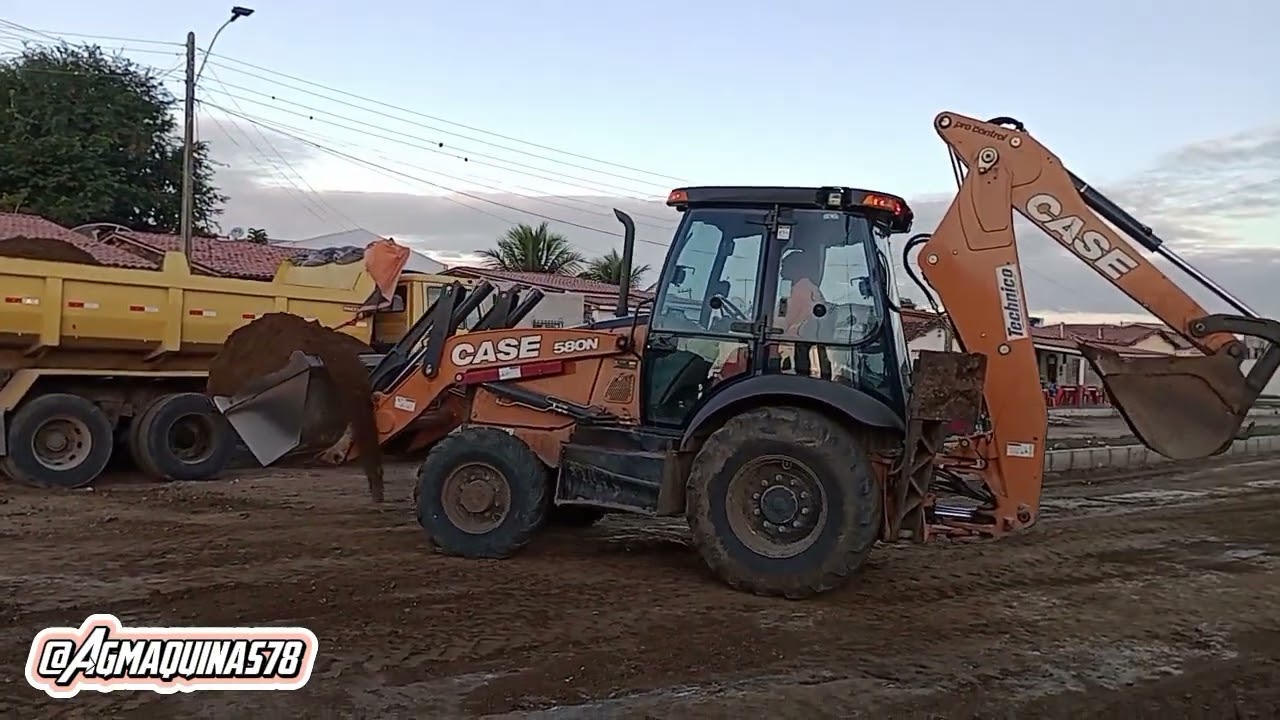 Retroescavadeira da Case 580N CARREGANDO CAÇAMBA DE BARRO.