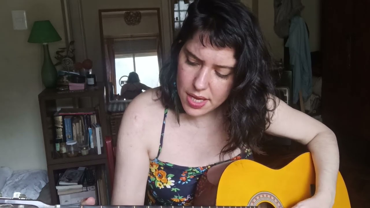 La muchacha de mirada triste • Estefanía Melonio 💛⚜️✨