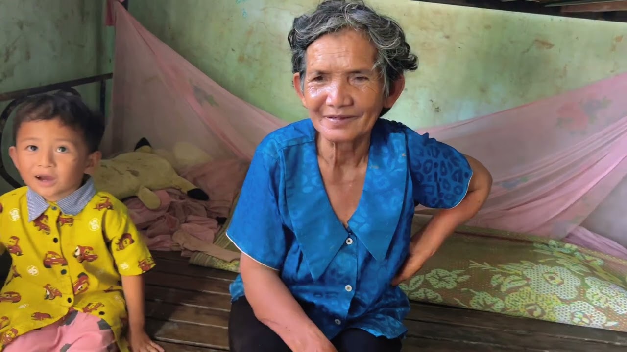 Nó không nuôi bà đâu bà phải đi bán vé số nuôi lại nó nữa..!