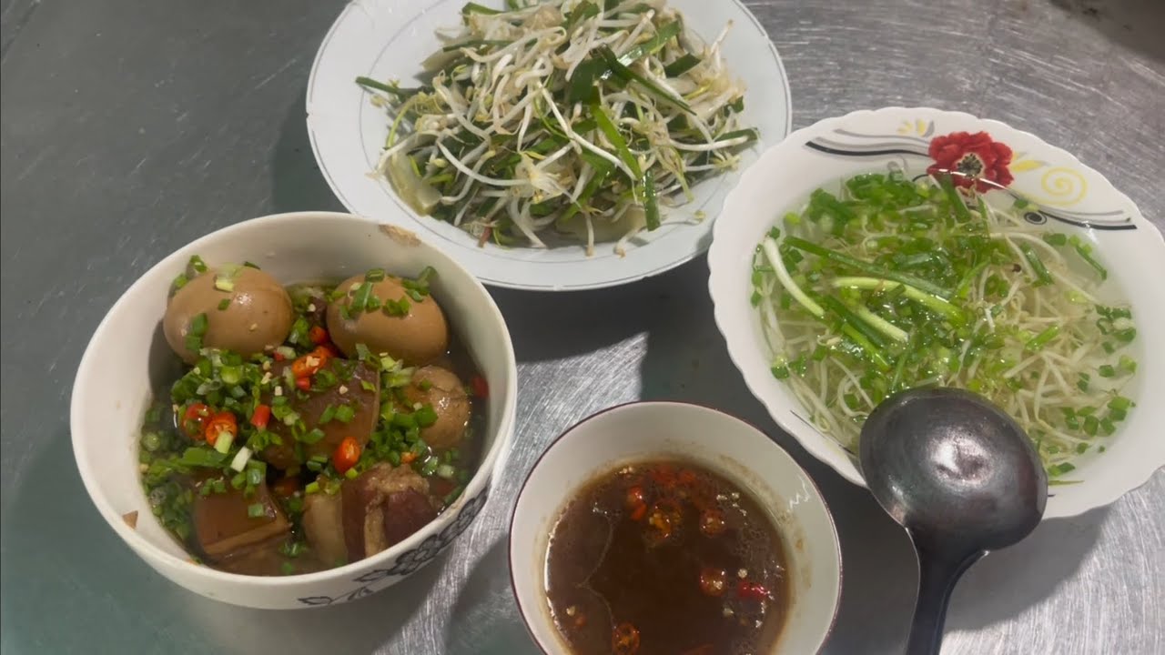 Thịt ba rọi kho trứng chấm với dưa kêu cực ngon 