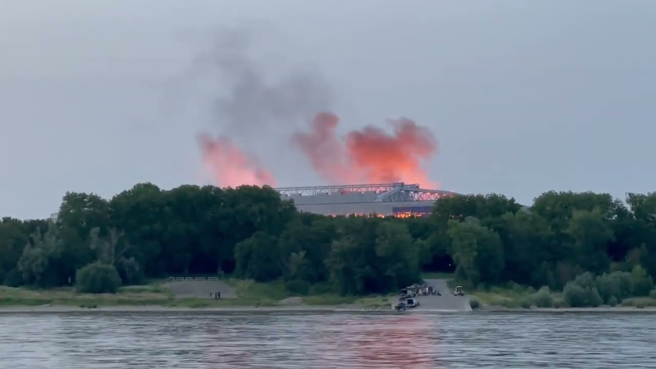 RAMMSTEIN SONNE IN DÜSSELDORF FEUERSHOW Merkur Arena vom Rheinufer gefilmt Feuerbälle Feuerwerk