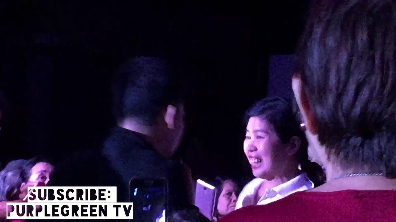 Marcelito Pomoy sings Ed Sheeran's Perfect live. selfie with the audience. hindi siya maarte. idol.