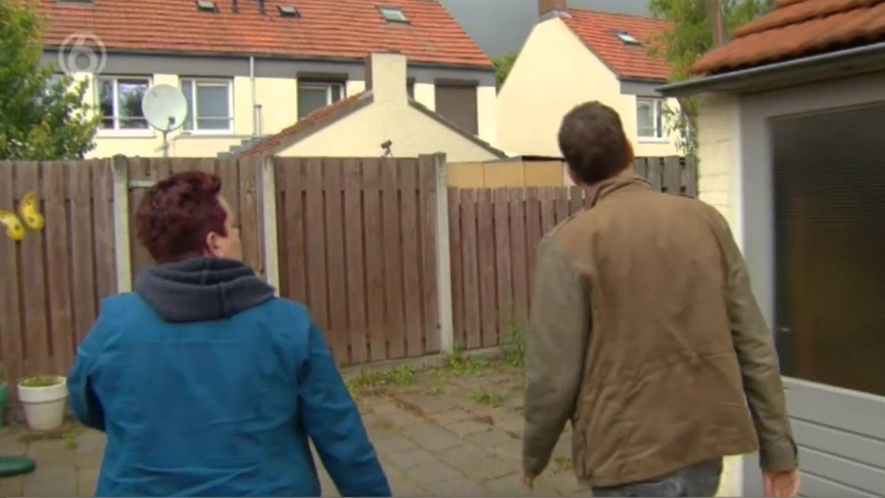Kortpittig kreupelfrietje wordt geteisterd door bladeren in de tuin.