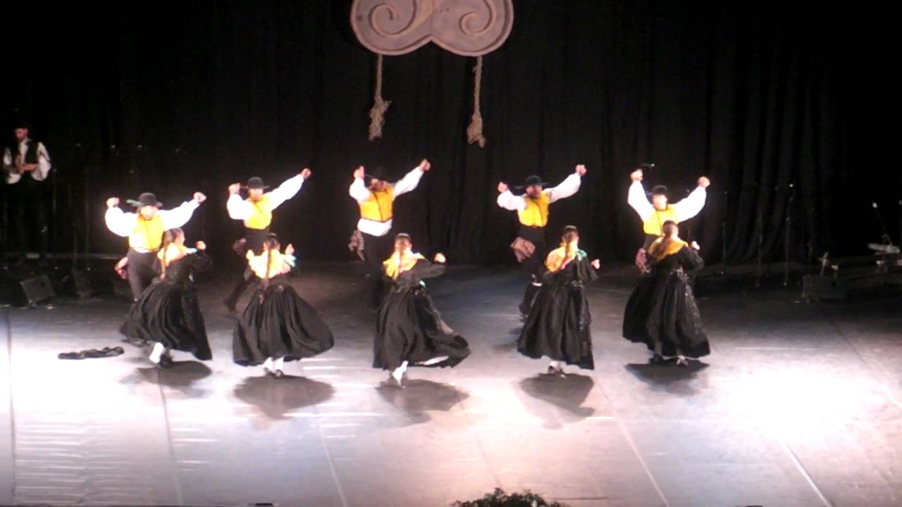 GRUPO A da Escola de Muiñeira Cantigas e Agarimos 2011