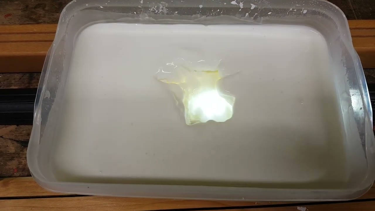 Oobleck vs. compressor, anvil and iron ball/ Maisstärke gegen Kompressor, Amboss, Eisenkugel