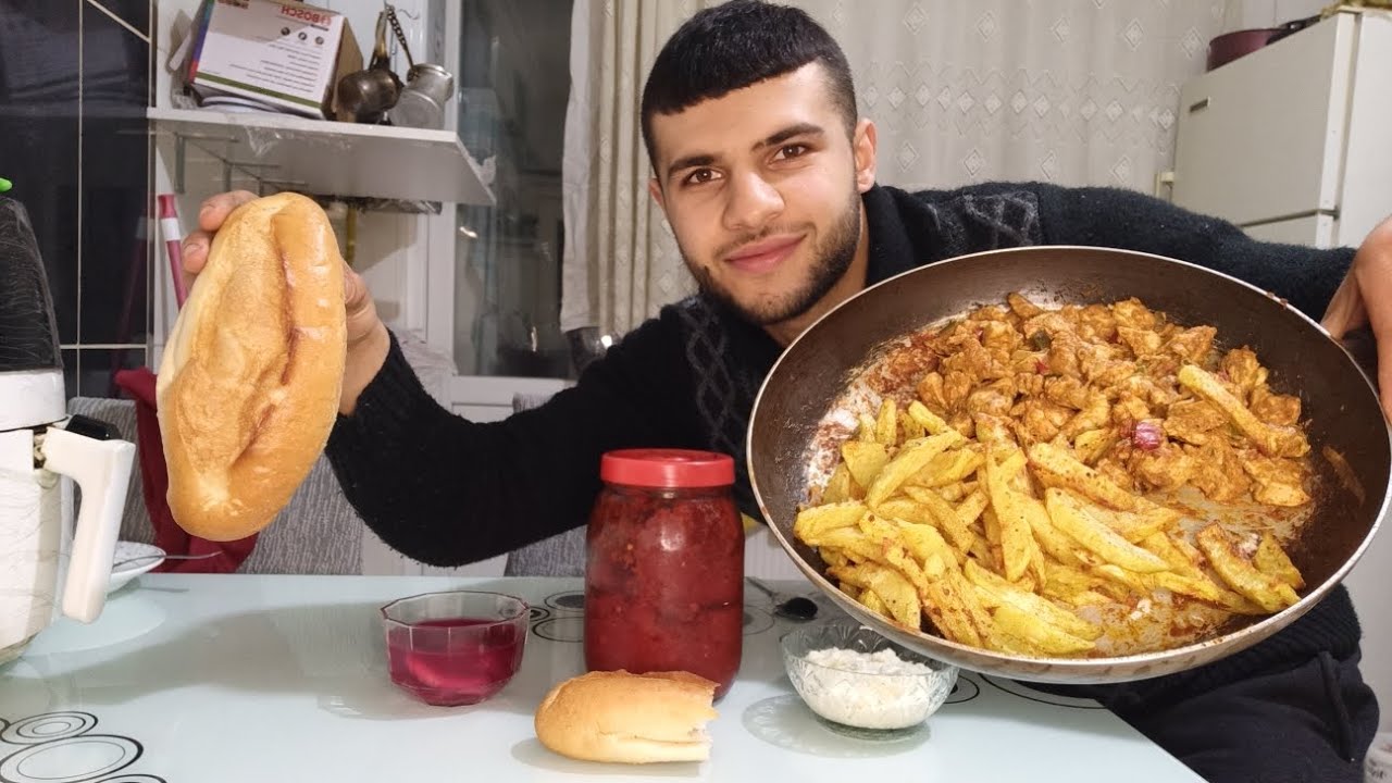 الحمد لله ، شاورما و بطاطا بل الصمن مع كريم توم و دبس فليفلة و مخلل ،حبيت  اشارك ، ما شاء الله 