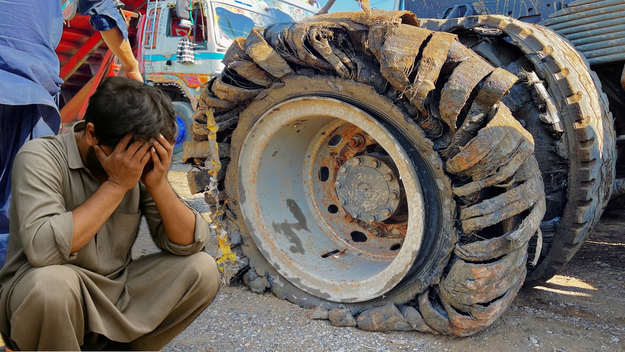 Pakistani Truck Tire Burst on Roadside – Massive Breakdown & Quick Repair