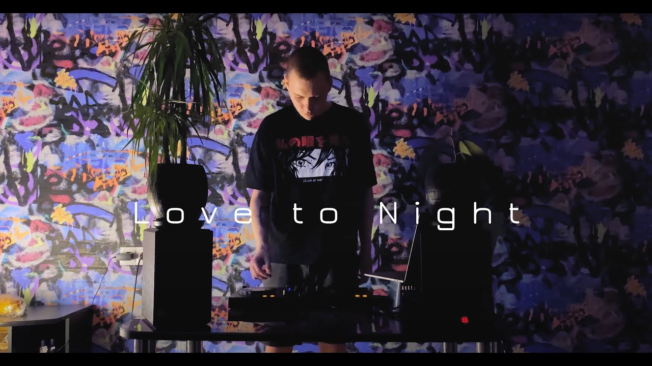 playing night melodic deep house mix at home (Yulia Niko, Salski, Escenda, ASHER SWISSA, KRUDO)