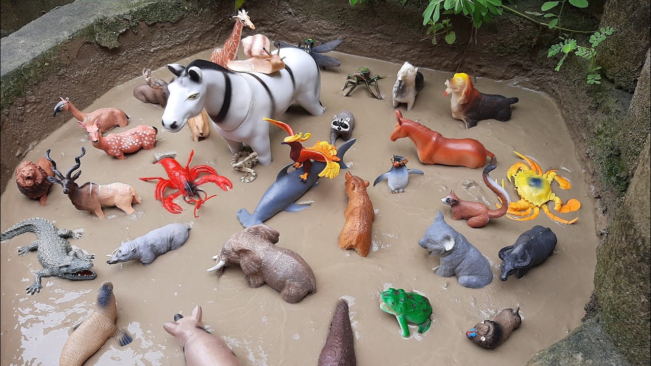 Animais de Plástico Presos na Lama Cabra Cervo Pinguim Elefante Cobra Alce Crocodilo Girafa Urso