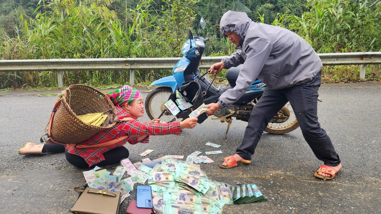 The kind girl found some dropped money, but unfortunately, it was stolen by robbers.