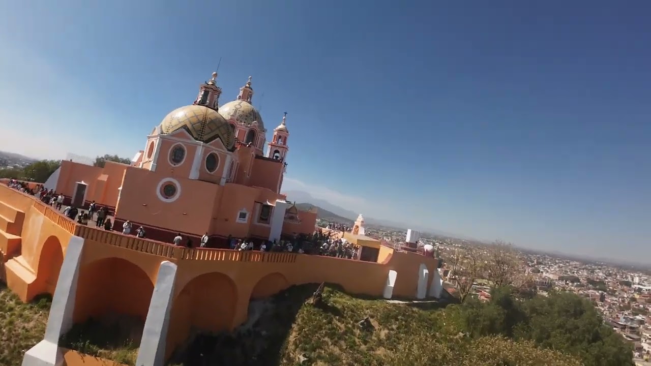 Avata 2 sobrevolando la pirámide de Cholula 