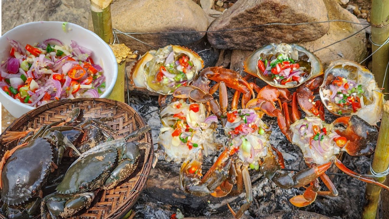 Spicy Grilled Crabs in the Forest | Traditional Outdoor Cooking
