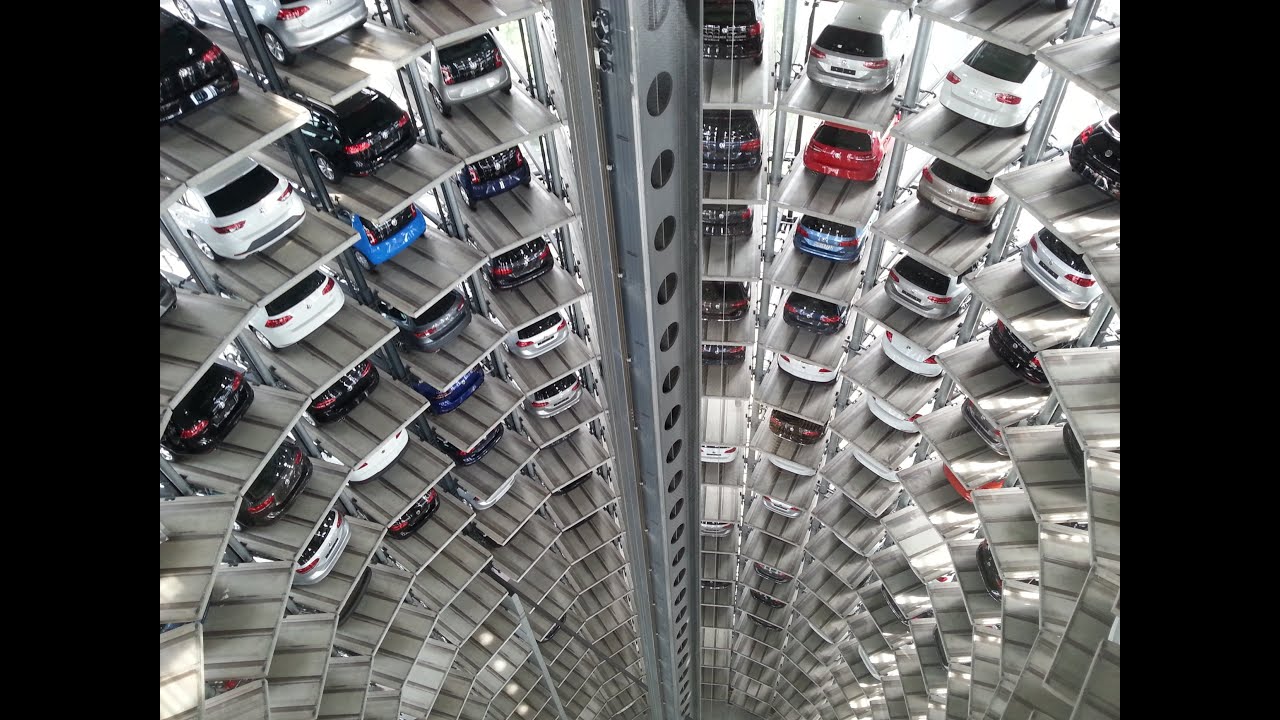 Deutschland Wolfsburg Autostadt ein Fahrt in den 48 Meter hohen Auto Türmen VW Volkswagen Turm