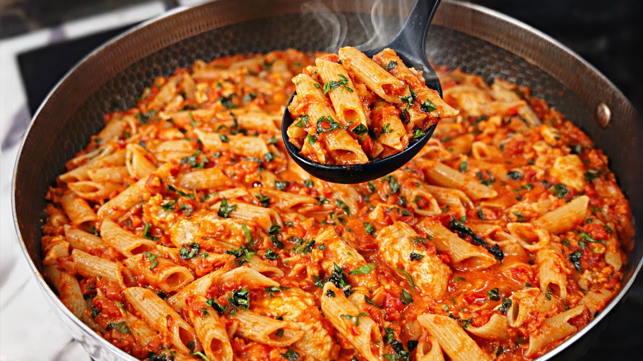 QUICK & IRRESISTIBLE Chicken Tomato Pasta with Basil! The BEST 15-Minute Dinner! 🍝