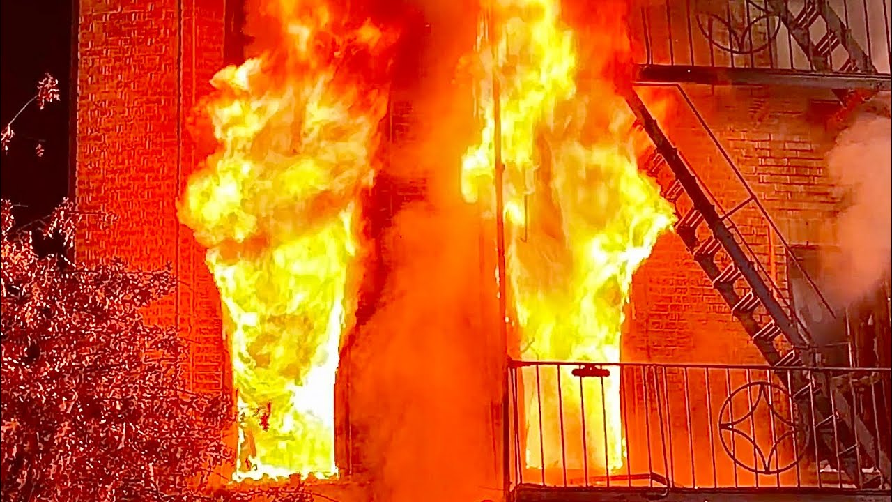 {1ST DUE~EARLY ARRIVAL}~{MASSIVE 5TH ALARM FIRE}~{FDNY BOX 2750}~{FINDLAY AVENUE IN THE BRONX, NYC.}