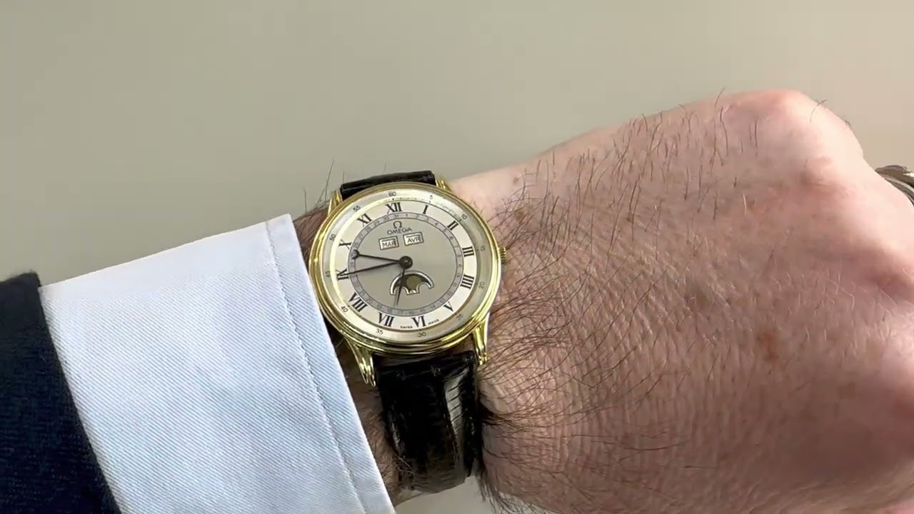 Montre Omega de ville triple calendar phase de lune en or jaune 18 k  .Automatique. ref : 156003