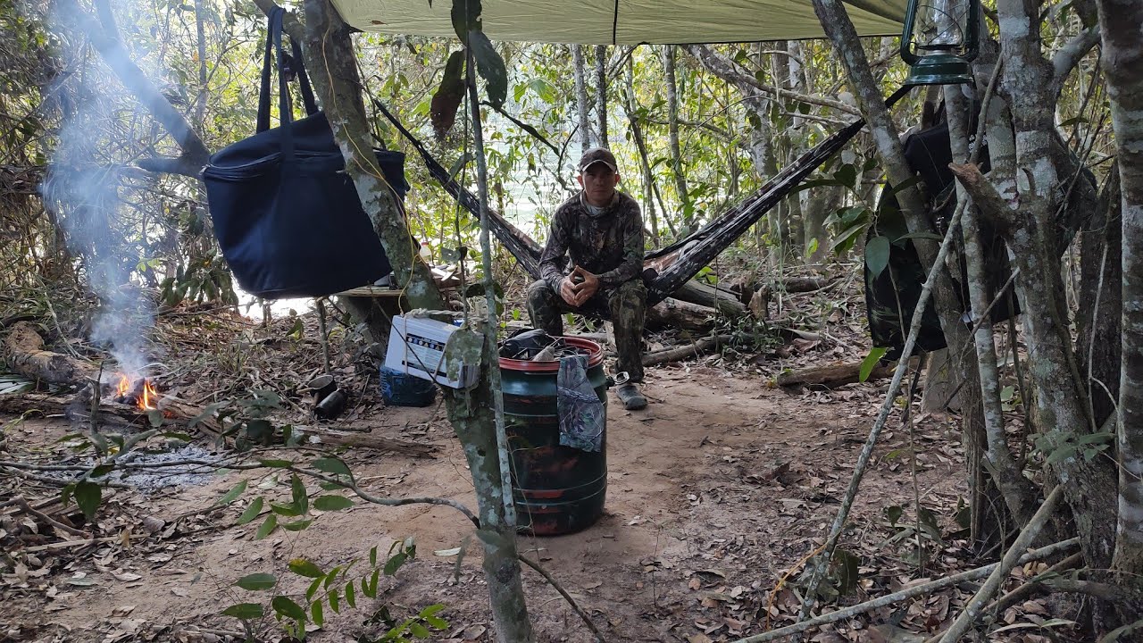 Acampamento Selvagem sozinho na beira do rio com assado de peixe.
