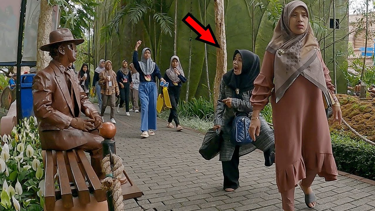 Reaksi emak-emak ketemu patung hidup, living statue , human statue prank