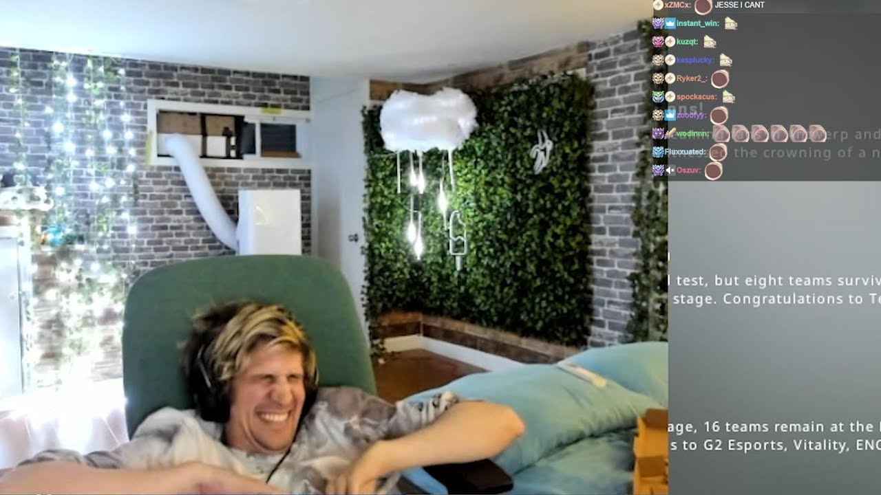xQc не могу перестать смеяться над глюком микрофона Мокси