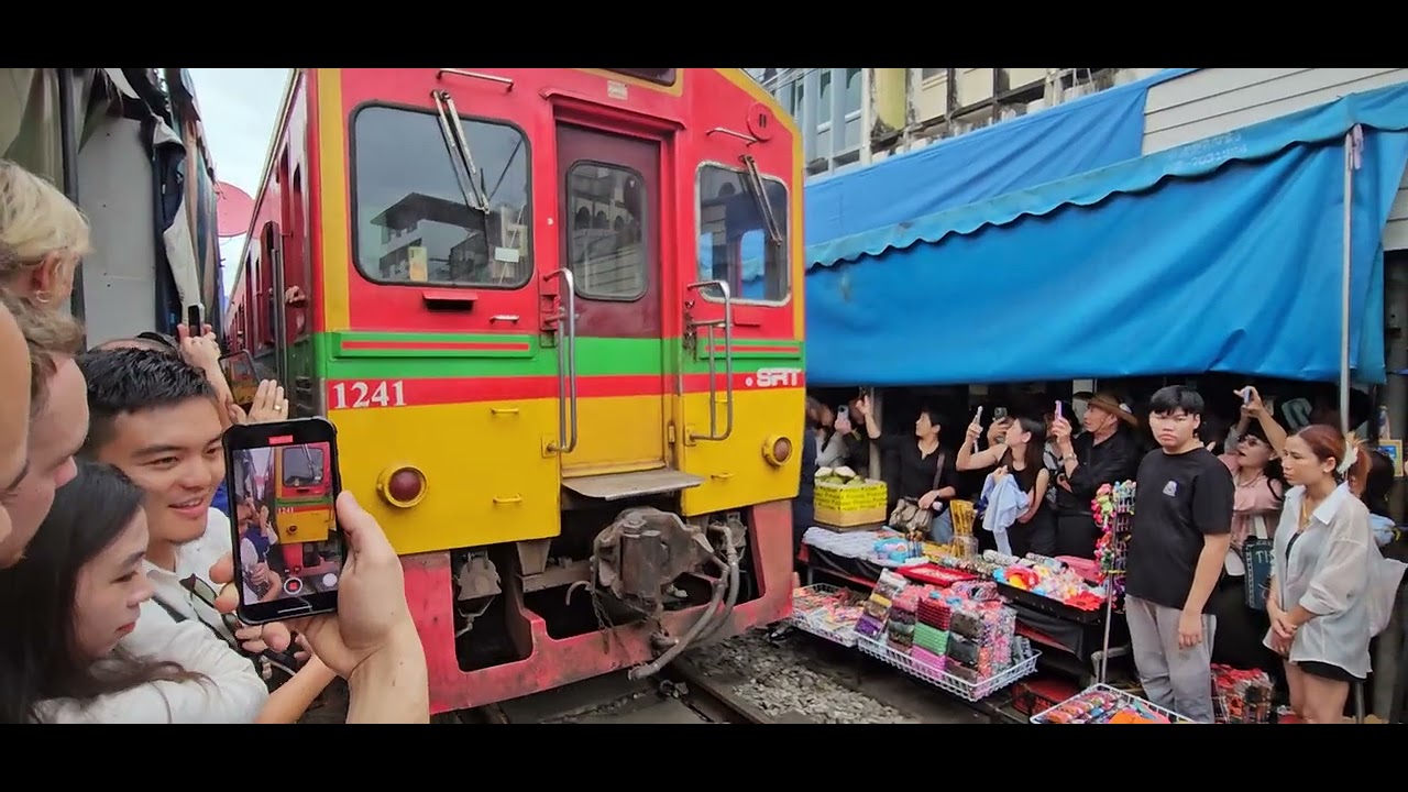 24y1213泰國之旅-美功鐵道市場火車到站