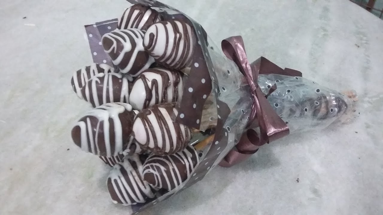 Buquê de morangos banhados no chocolate. Especial dia dos namorados.