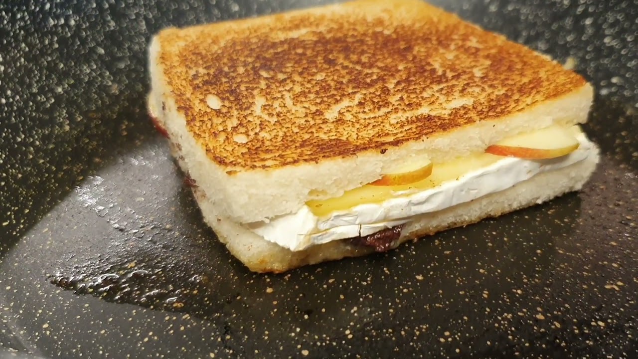 Recepta biquini de poma amb brie i botifarra- xef Ada Parellada