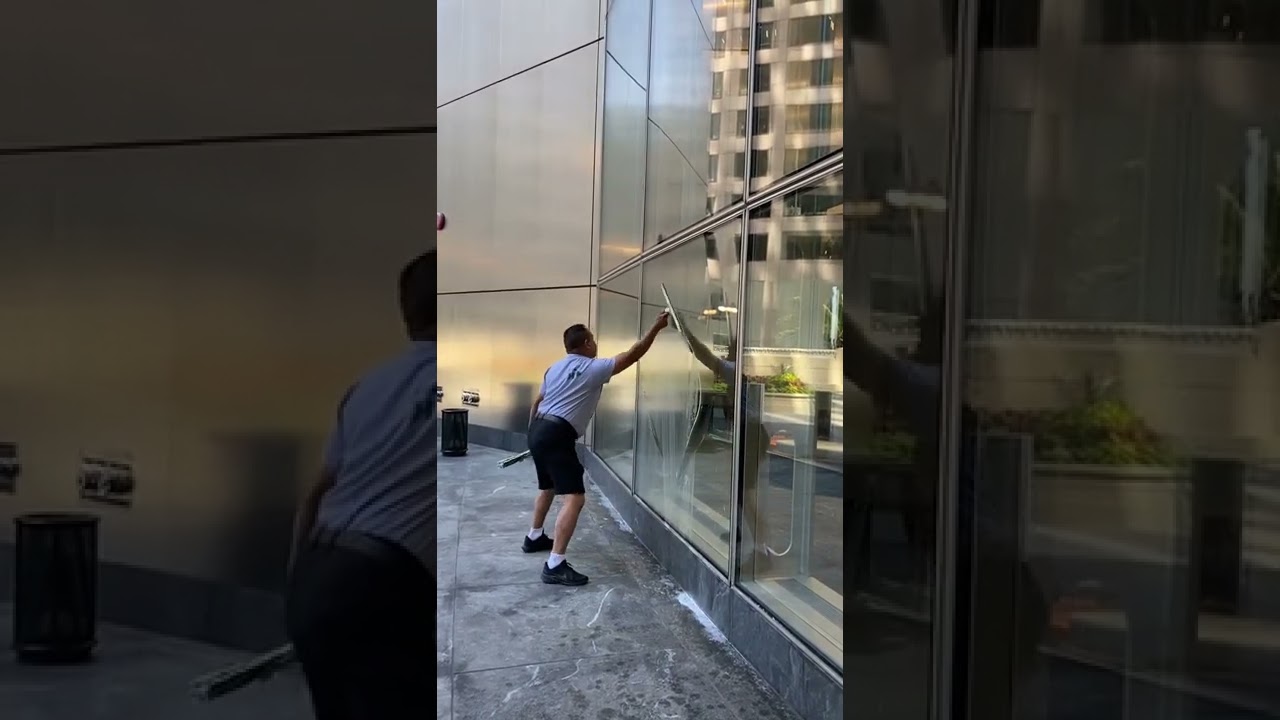 T&eacute;cnica para limpiar ventanas, window cleaning.