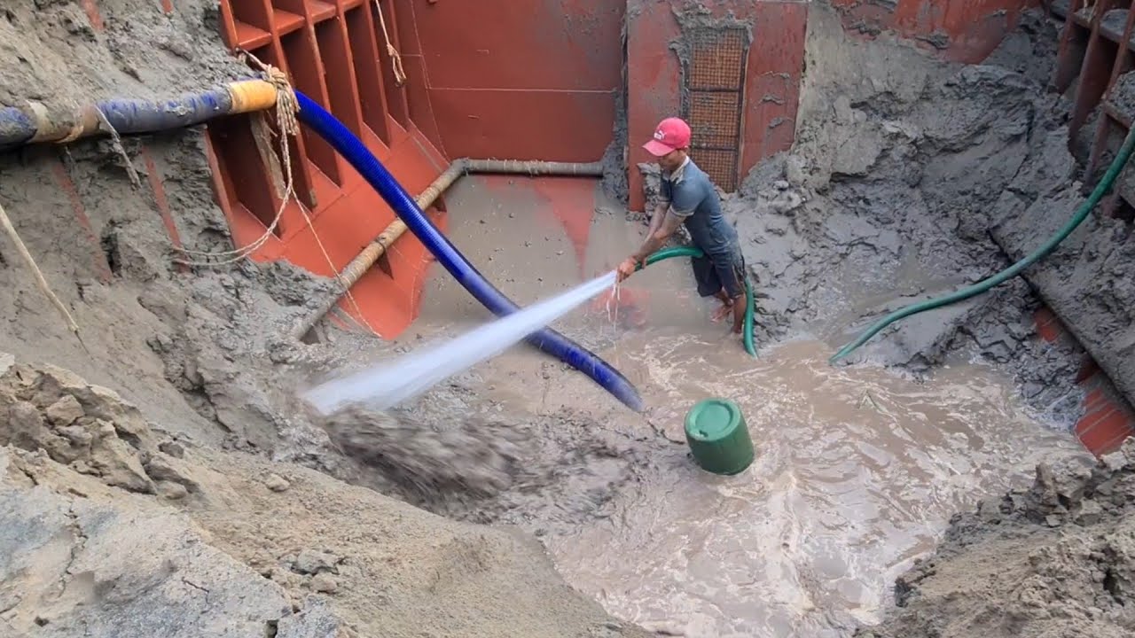 Quá trình bơm ghe cát vào nền nhà ở miền Tây/The process of pumping sand boats into the floor